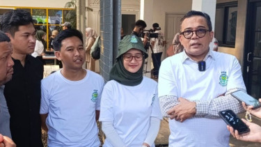 Wakil Ketua Badan Legislasi Dewan Perwakilan Rakyat (DPR) Ahmad Iman Sukri (ujung kanan) saat ditemui usai acara peluncuran PKB EcoGen di Jakarta, Sabtu (12/7/2025).