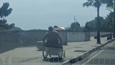 Bule Nekat Pakai Kursi Roda ke Puncak Waringin Labuan Bajo