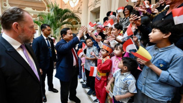 Prabowo Subianto saat menyapa diaspora ketika tiba di hotel di Brussel Belgia