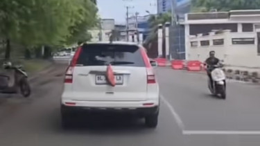 Fenomena kantong plastik ditaruh belakang mobil