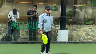 Ketua Umum PKB Muhaimin Iskandar alias Cak Imin saat bermain padel