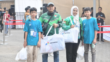 Seribu anak pengemudi ojek menerima seragam dan peralatan sekolah dari Pertamina