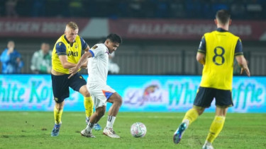 Pemain Port FC, Asnawi Mangkualam melawan Oxford United