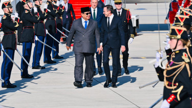 Presiden RI Prabowo Subianto tiba di Bandara Udara Orly, Prancis