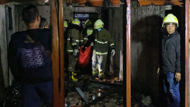 Petugas Damkar Jaktim mengevakuasi korban meninggal dunia akibat kebakaran
