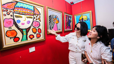 Poppy Dharsono dan putrinya, Gadis Dharsono.