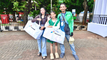 Pertamina salurkan seragam dan peralatan sekolah untuk anak pengemudi ojek
