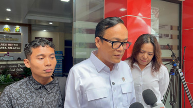 Wakil Menteri Ketenagakerjaan Immanuel Ebenezer (tengah)