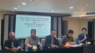 Tonic Tangkau (kedua dari kanan) kuasa hukum Jawa Pos dan Daniel Tangkau (kanan)
