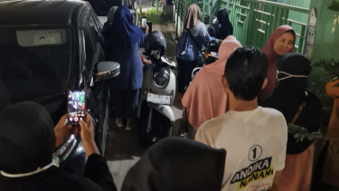 Nasabah Koperasi BMT Muamaroh menyaksikan penggeledahan