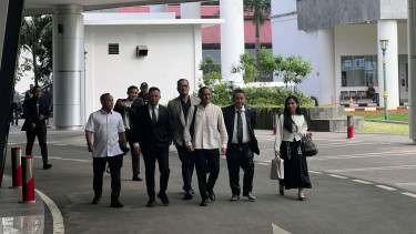 Nadiem Makarim (tengah) didampingi Hotman Paris (kedua kanan)