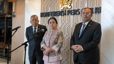 Ketua DPR RI Puan Maharani (tengah) di Kompleks Parlemen, Senayan, Jakarta Pusat