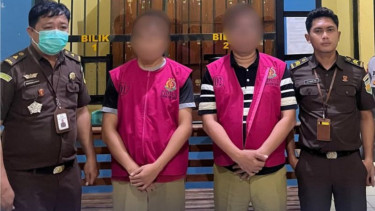 Kedua tersangka saat dibawa ke Lapas Kelas II A Baubau