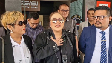 Lisa Mariana bersama kuasa hukum memenuhi panggilan Polda Jabar