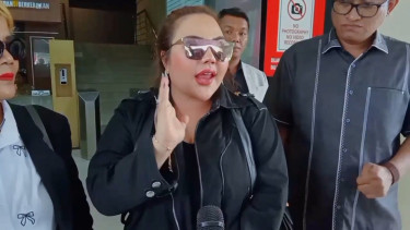 Lisa Mariana usai diperiksa penyidik Polda Jabar terkait video syur