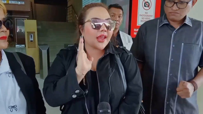 Lisa Mariana usai diperiksa penyidik Polda Jabar terkait video syur