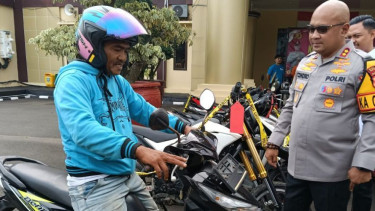 Kapolres Serang, AKBP Condro Sasongko mengembalikan motor curian ke pemiliknya
