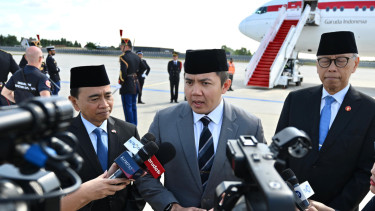 Sekretaris Kabinet (Seskab) Teddy Indra Wijaya di Bandar Udara Orly, Prancis 