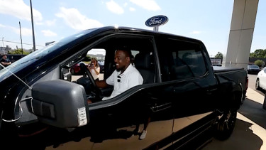 Seorang pria di Michigan dapat mobil baru dari diler secara gratis.