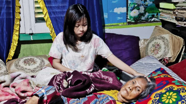 Nur Aini Rasmania Putri (16) yang masih duduk di bangku SMA merawat neneknya