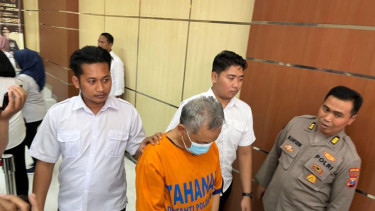 Polisi membawa pelaku pencabulan terhadap anak di bawah umur di Mapolda Jatim