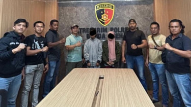 Wanita pemulung saat ditangkap polisi atas dugaan pencurian uang