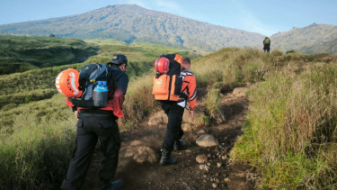 Foto Basarnas mencari pendaki Swiss yang jatuh di Rinjani