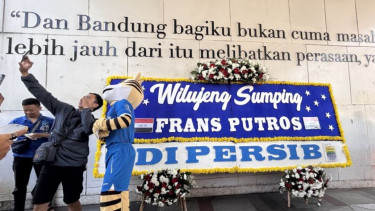 Persib Bandung perkenalkan Frans Putros lewat karangan bunga