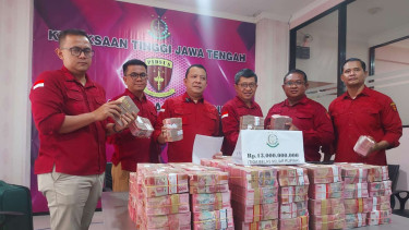 Aspidsus Kejati Jateng Dr Alexander Lukas Sinuriya perlihatkan uang dugaan korupsi di BUMD Cilacap