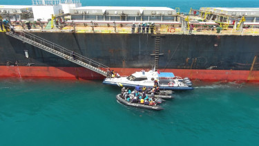Proses evakuasi KM Pacific Memory II yang tenggelam di perairan Kepri 