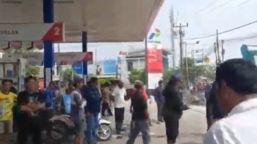 Ricuh Pembongkaran Bangunan Saluran Air di Karawang