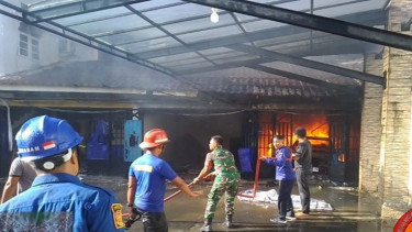 Kebakaran di rumah dinas Wali Kota Sibolga yang menghanguskan satu mobil