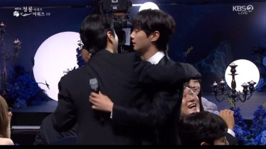 Lee Junyoung peluk Lee Jun Hyuk