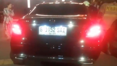 Evakuasi pria tak sadar di dalam mobil