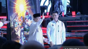 Prabowo Subianto (kiri) saat menerima cenderamata lukisan di Kongres PSI