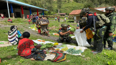 Prajurit Koops Habema TNI borong sayur mama Papua