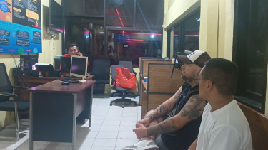 Turis Inggris, Mattew Daniel (34) bersama rekannya mendatangi Polres Manggarai Barat, NTT
