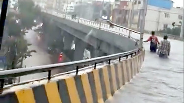 Banjir di flyover di India.