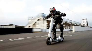 Skuter listrik The Turbo ciptaan Bo.