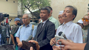 Kuasa hukum TPUA, Ahmad Khozinudin (tengah)