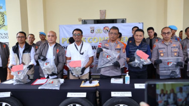 Konfrensi pers pengungkapan kasus pencurian ban mobil di Bandara Ngurah Rai