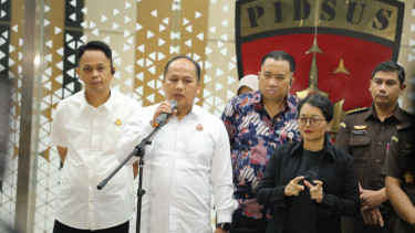 Kapuspenkum Kejagung RI, Anang Supriatna (kedua kiri).