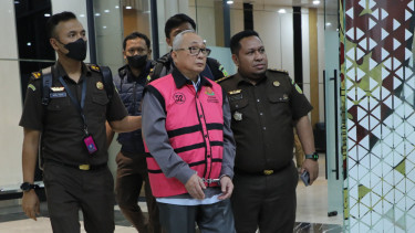 Salah satu tersangka baru korupsi Sritex (tengah).