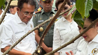 Wakil Ketua Komisi IV DPR RI, Panggah Susanto (Kiri)