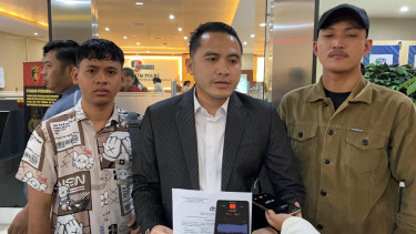 Kuasa hukum pelapor, Herdika Sukma Negara (Tengah)