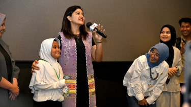 Kahiyang Ayu nobar film bersama anak marginal