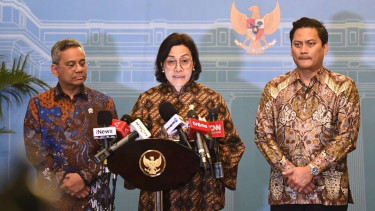 Menteri Keuangan (Menkeu) Sri Mulyani (tengah) di Kompleks Istana Kepresidenan