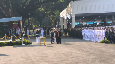 Presiden RI Prabowo Subianto menyematkan penghargaan ke 8 peraih Adhi Makayasa 