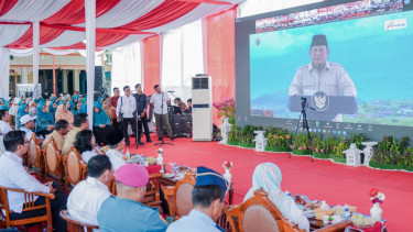 Presiden Prabowo menyapa Gubernur Sumut Bobby Nasution saat Peluncuran KDMP