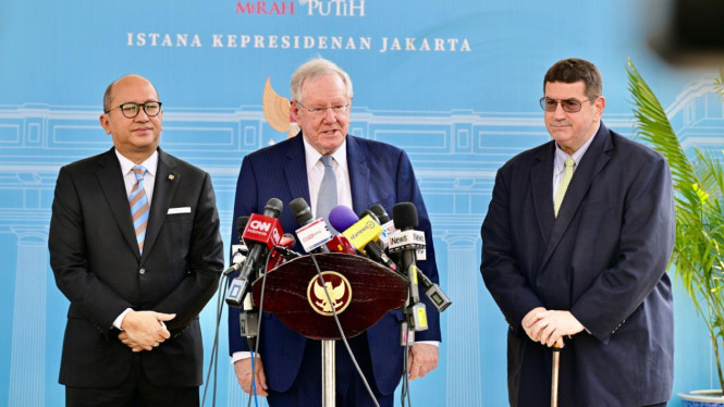 Chairman & Editor-in-Chief Forbes, Steve Forbes (tengah) di Istana Kepresidenan Jakarta